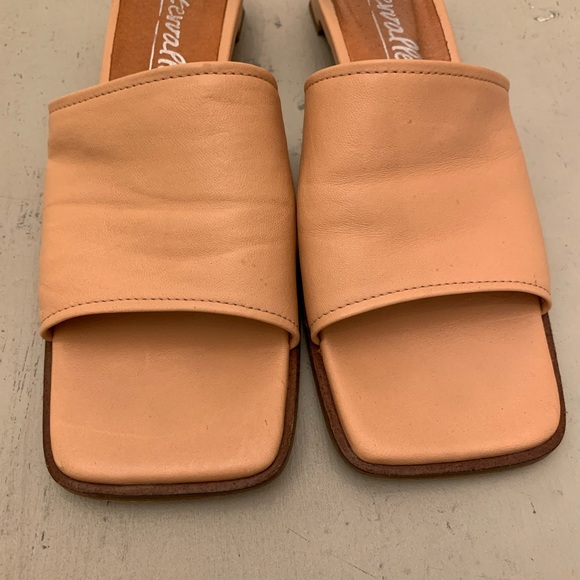 made in spain, super soft leather like butter. low heal sandals in great shape. - Picture 2 of 4